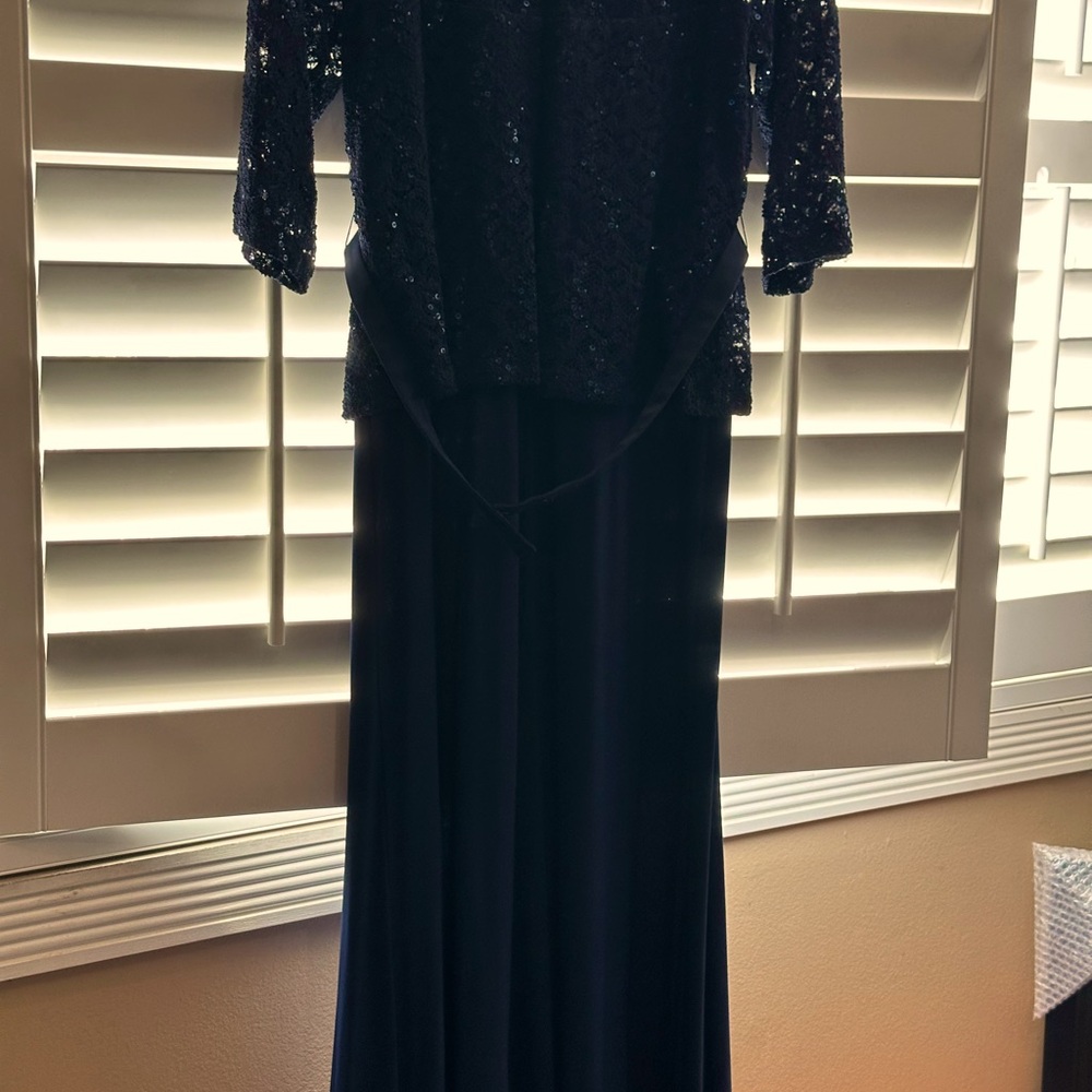 Beautiful mother of the bride dress. This dress is in pristine condition.